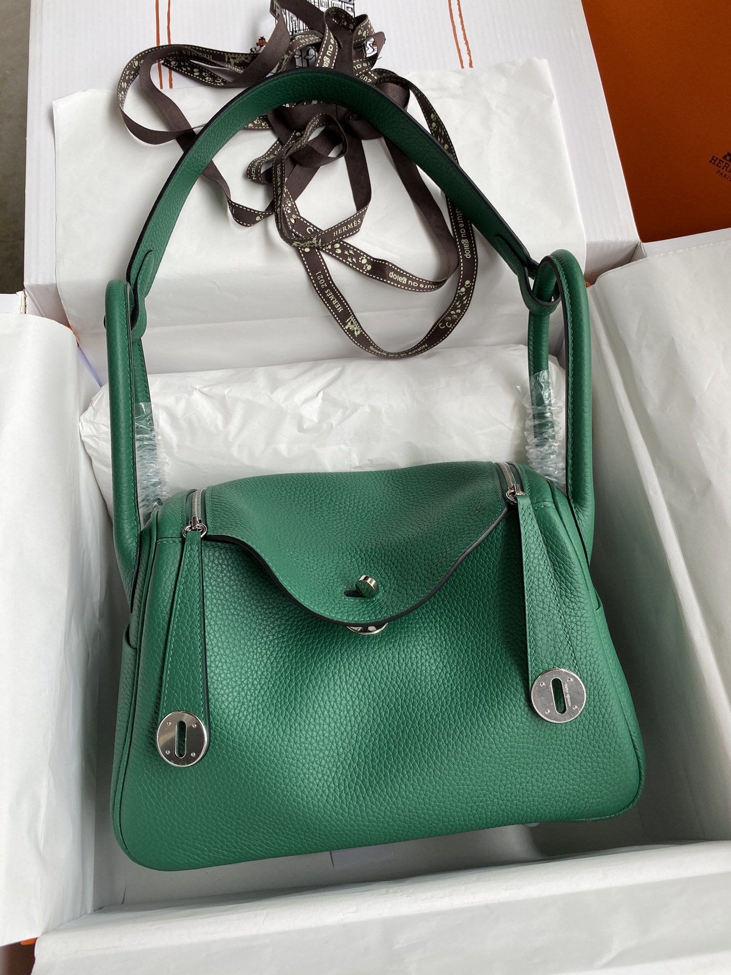 Hermes Lindy 26cm Handbag Shoulder Bag In Vert Vertigo Clemence Leather